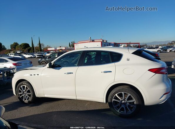 ZN661YUAXLX344809 2020 MASERATI LEVANTE White 360 interior view