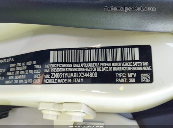 ZN661YUAXLX344809 2020 MASERATI LEVANTE White Engine compartment view