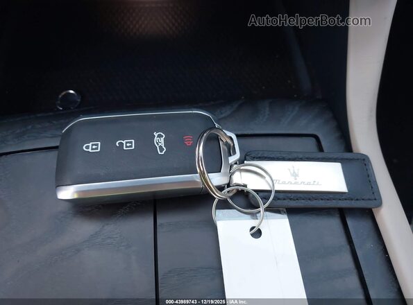 ZN6PMDBA8R7456119 2024 MASERATI GRECALE Черный Вид панели приборов