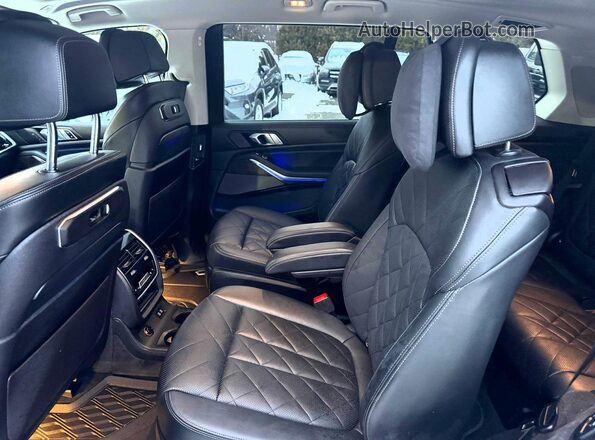 5UX23EM01R9V09934 2024 BMW X7 Black Вид салону спереду