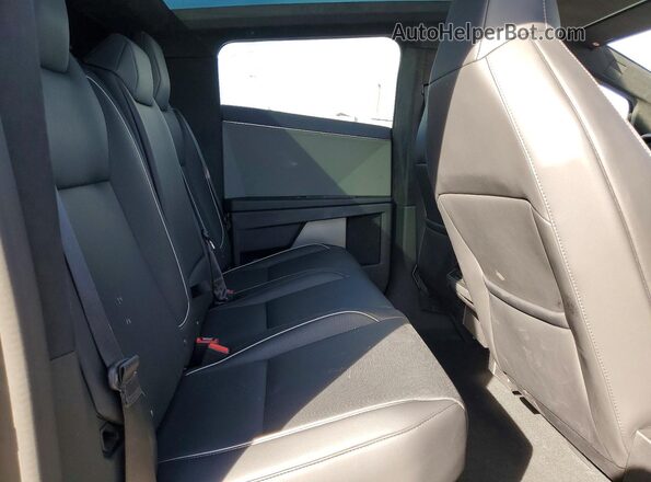 7G2CEHED7RA033076 2024 TESLA CYBERTRUCK Серебряный Вид задней части салона