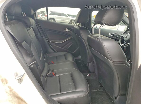 WDCTG4EB7JJ440247 2018 MERCEDES-BENZ GLA-CLASS White Widok wnętrza z tyłu