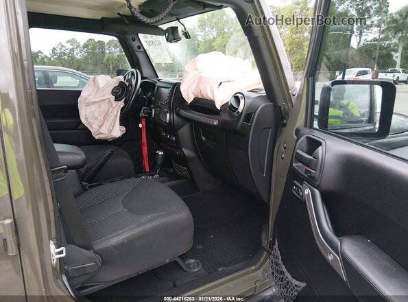 1C4BJWDG1GL105168 2016 JEEP WRANGLER UNLIMITED Зеленый Вид салона спереди