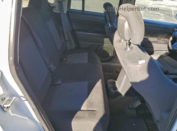 1C4NJCBA2GD705170 2016 JEEP COMPASS Белый Вид задней части салона