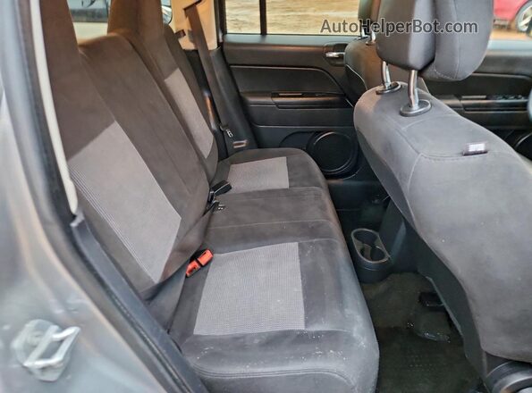 1C4NJPBB4GD576638 2016 JEEP PATRIOT Серебряный Вид задней части салона