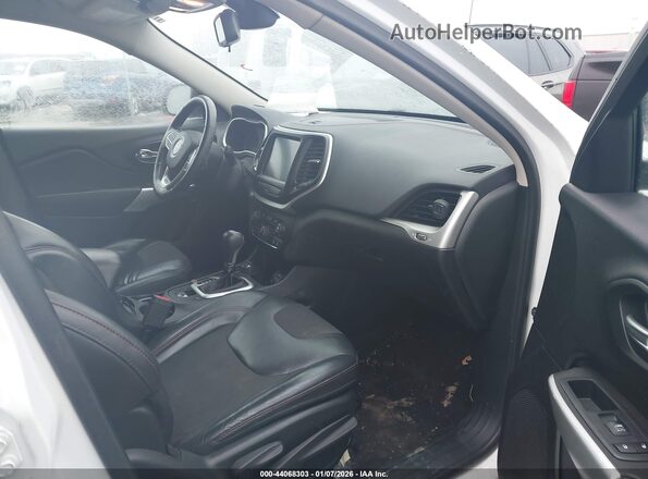 1C4PJMBS6HW655970 2017 JEEP CHEROKEE Белый Вид салона спереди