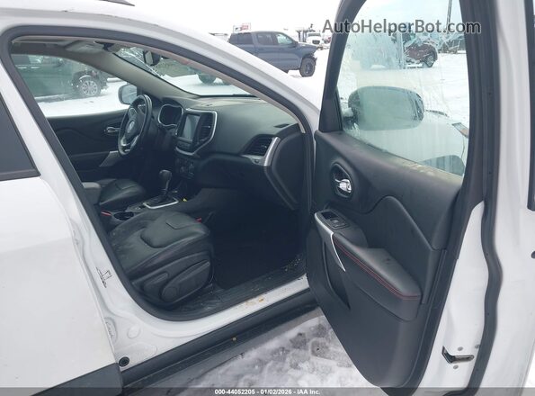 1C4PJMBSXHW639948 2017 JEEP CHEROKEE White Front interior view