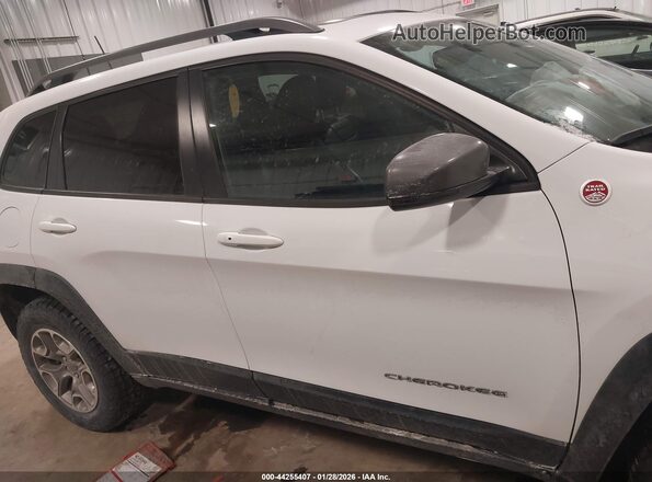 1C4PJMBX0LD532729 2020 JEEP CHEROKEE White Rear interior view
