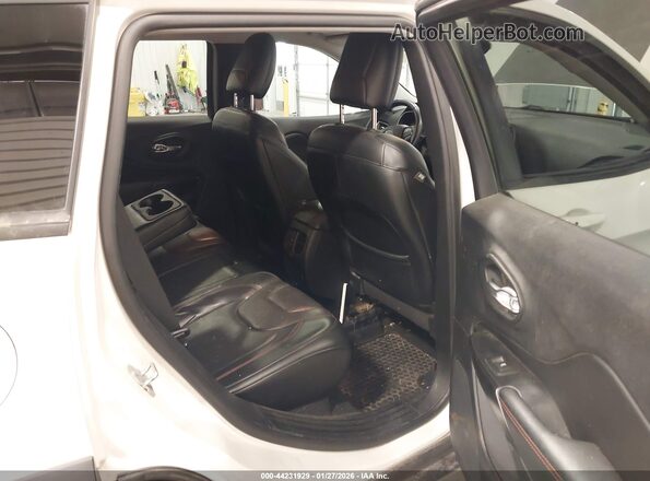1C4PJMBX5KD442992 2019 JEEP CHEROKEE White Vista de la etiqueta del VIN