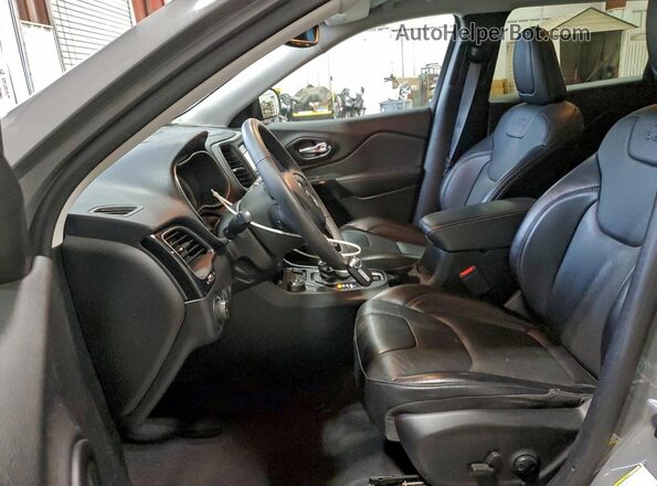1C4PJMMB2PD100621 2023 JEEP CHEROKEE Gray წინა სალონის ხედი