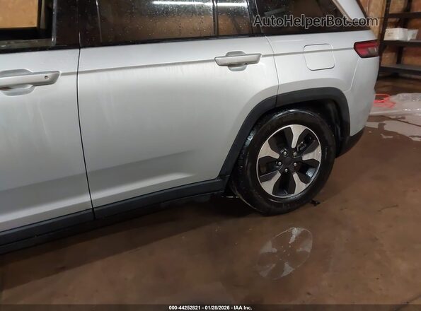 1C4RJYB63RC720456 2024 JEEP GRAND CHEROKEE 4XE Серебряный Вид спереди
