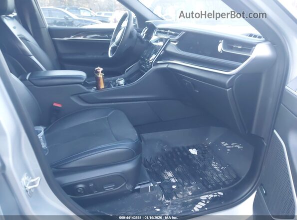 1C4RJYC69R8504970 2024 JEEP GRAND CHEROKEE 4XE Silver Front interior view
