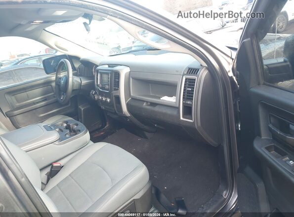 1C6RR7FT5HS581901 2017 RAM 1500 Серый Вид салона спереди