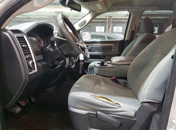 1C6RR7GG0GS327867 2016 RAM 1500 Silver Widok wnętrza z przodu