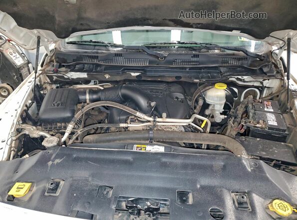1C6RR7KT3JS202647 2018 RAM 1500 Белый Вид задней части салона
