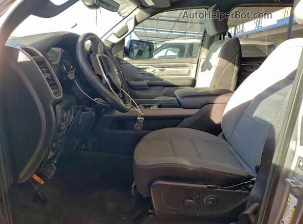 1C6RRFFG6NN343191 2022 RAM 1500 Серебряный Вид салона спереди