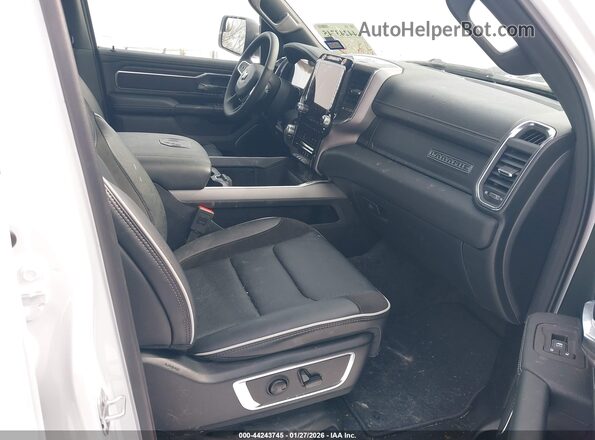 1C6SRFJP0TN255050 2026 RAM 1500 White Widok wnętrza z przodu