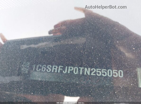 1C6SRFJP0TN255050 2026 RAM 1500 White Widok komory silnika