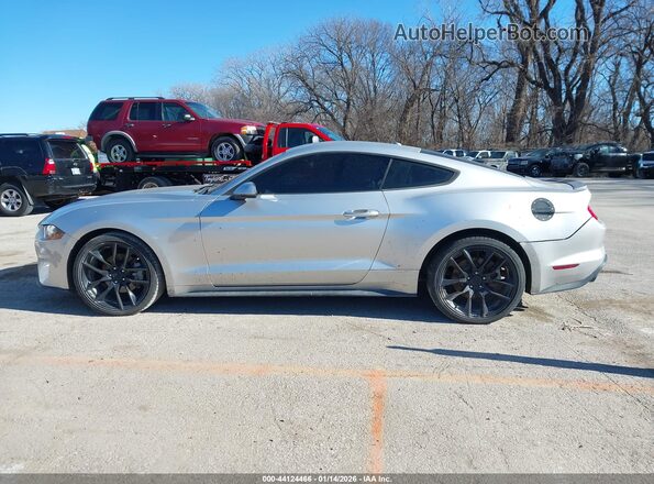 1FA6P8TH9J5157008 2018 FORD MUSTANG Серебряный Вид задней части салона
