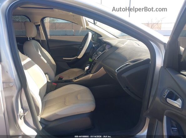 1FADP3J28HL288185 2017 FORD FOCUS Серебряный Вид салона спереди