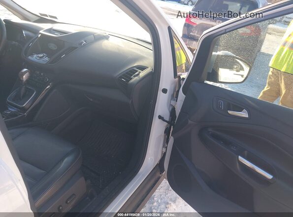 1FADP5FU3HL105930 2017 FORD C-MAX ENERGI Белый Вид салона спереди