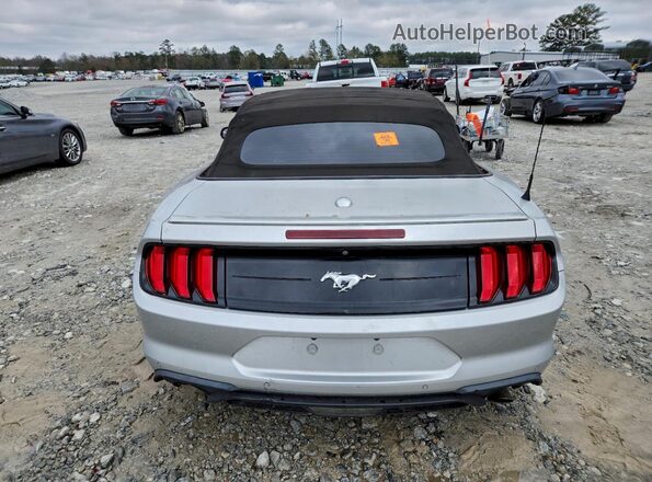 1FATP8UH2J5124093 2018 FORD MUSTANG Серебряный Вид сзади
