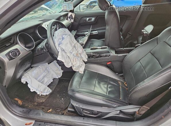 1FATP8UH2J5124093 2018 FORD MUSTANG Серебряный Вид салона спереди