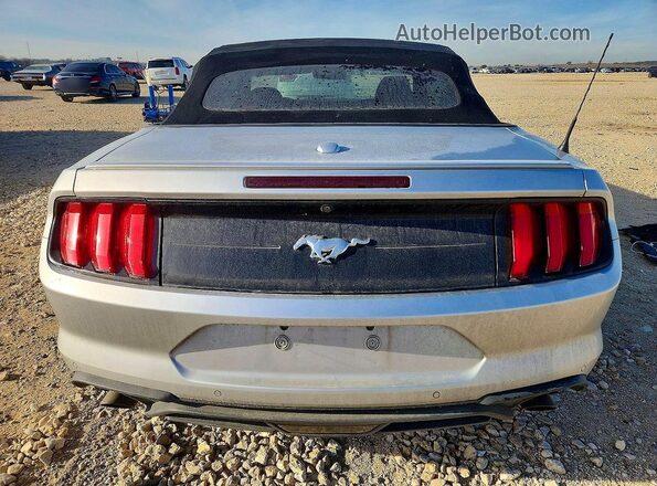 1FATP8UH2J5155540 2018 FORD MUSTANG Серебряный Вид панели приборов