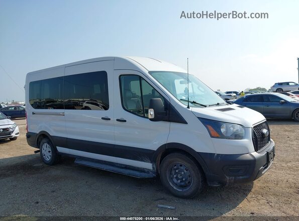 1FBAX2C82NKA32378 2022 FORD PASSENGER Белый Вид задней части салона
