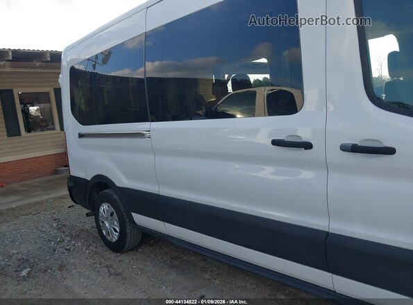 1FBAX2C83RKA42567 2024 FORD PASSENGER Белый Вид задней части салона