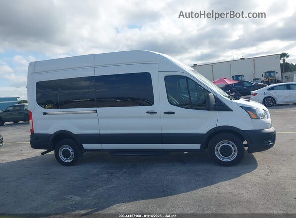 1FBAX2X8XLKB23891 2020 FORD PASSENGER Белый Вид задней части салона