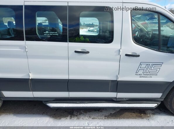 1FBAX2Y83NKA59159 2022 FORD PASSENGER White Vista interior trasera