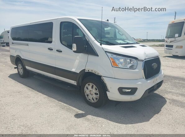 1FBAX2Y84NKA04462 2022 FORD PASSENGER Белый Передняя правая четверть