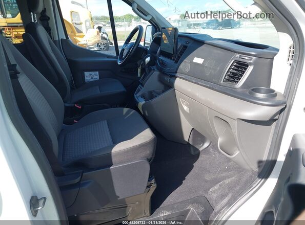 1FBAX2Y84NKA04462 2022 FORD PASSENGER Белый Вид салона спереди