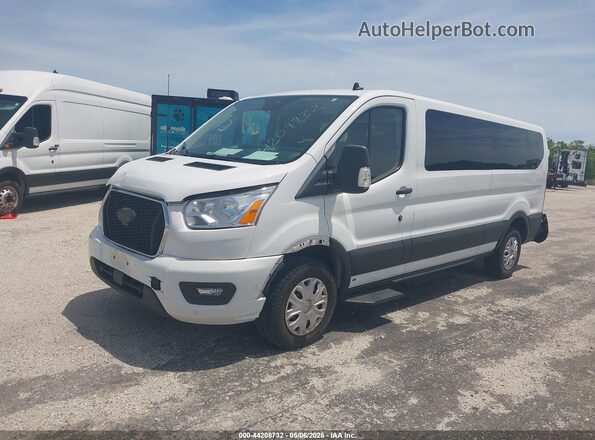 1FBAX2Y84NKA04462 2022 FORD PASSENGER Белый Передняя левая четверть
