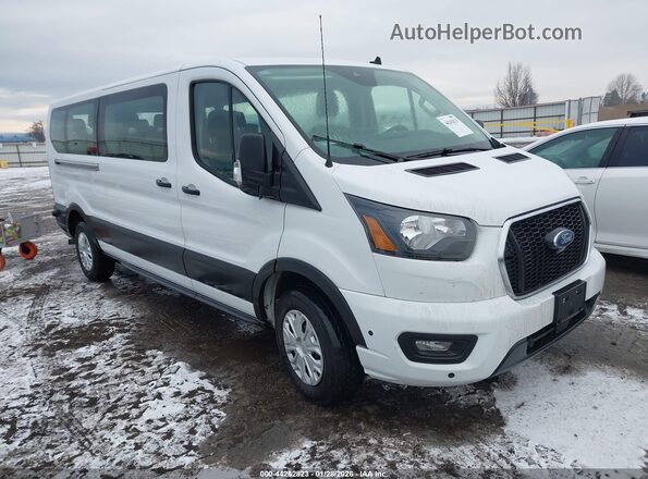 1FBAX2Y85RKA74025 2024 FORD PASSENGER Белый Передняя правая четверть