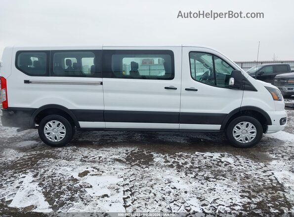 1FBAX2Y85RKA74025 2024 FORD PASSENGER Белый Вид задней части салона