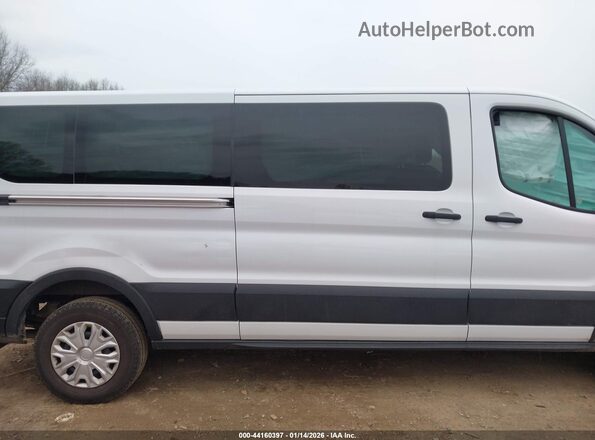 1FBAX2YG8RKA28387 2024 FORD PASSENGER Белый Вид задней части салона