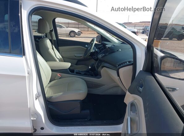 1FMCU0GD1HUB42688 2017 FORD ESCAPE Белый Вид салона спереди