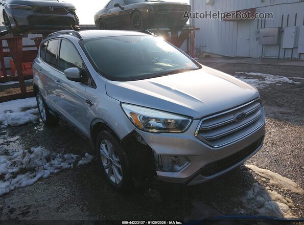 1FMCU0GD4JUA82685 2018 FORD ESCAPE Серебряный Передняя правая четверть