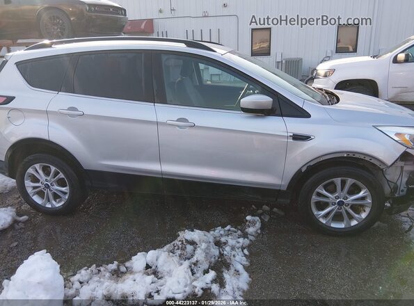 1FMCU0GD4JUA82685 2018 FORD ESCAPE Серебряный Вид задней части салона