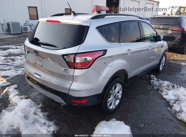 1FMCU0GD4JUA82685 2018 FORD ESCAPE Серебряный Задняя правая четверть