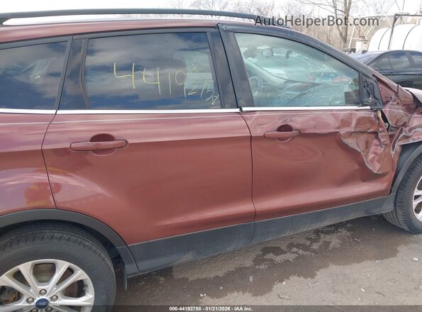 1FMCU9GD0JUC75467 2018 FORD ESCAPE Бордовый Вид задней части салона