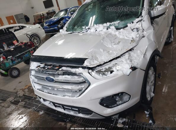 1FMCU9GD7JUB63975 2018 FORD ESCAPE Белый Вид щитка приборов