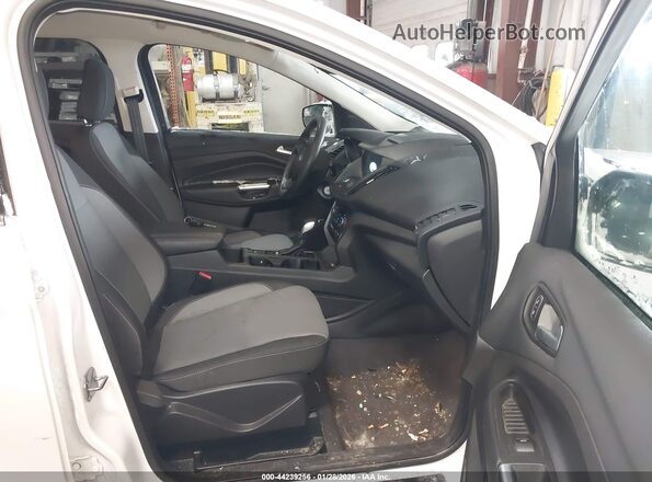 1FMCU9GD7JUB63975 2018 FORD ESCAPE Белый Вид салона спереди