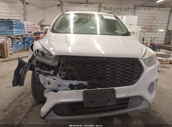 1FMCU9HD7JUD12903 2018 FORD ESCAPE Белый Вид задней части салона