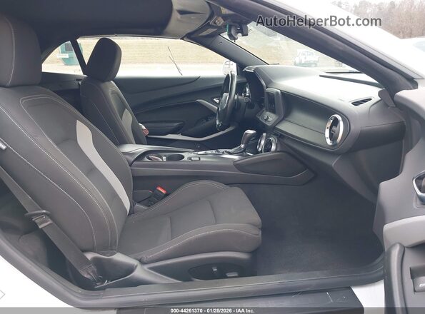 1G1FB3DX0P0156748 2023 CHEVROLET CAMARO White Вид салону спереду