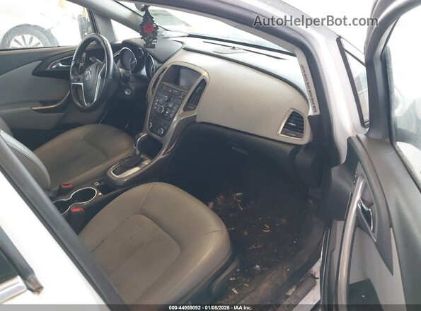 1G4PR5SK9H4122792 2017 BUICK VERANO Белый Вид салона спереди