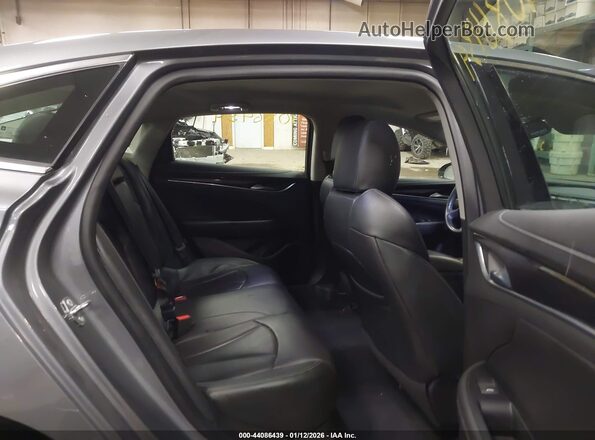 1G4ZP5SS4JU137785 2018 BUICK LACROSSE Серый Вид наклейки с VIN-кодом