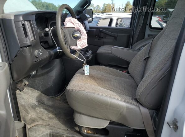 1GAZGNFP4P1137928 2023 CHEVROLET EXPRESS Белый Вид салона спереди